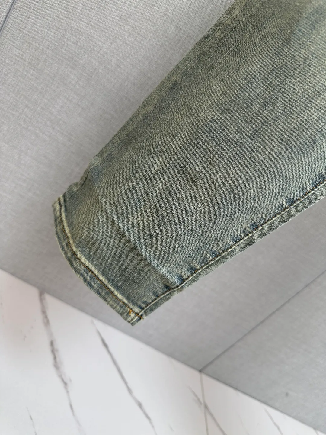 Available at the official website counter at the same time, the Original is a very stylish pair of jeans, with customized original washed denim fabric, unique design, top-notch printing technology letter pattern logo, original hardware accessories decoration, an extremely outstanding pair of jeans, the materials and craftsmanship are extremely luxurious and exquisite, extremely high-grade, handsome and stylish upper body, recommended 👍, Sizes: 29-38